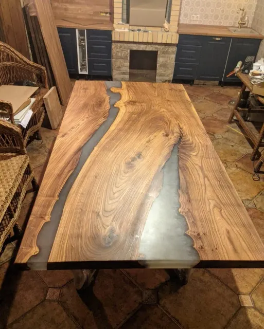 Оригинальным дополнением любого интерьера станет стол из массива карагача. Данная древесина относится к роду вязов и отличается особой прочностью и привлекательностью природного рисунка. Карагач привезён  с Южных регионов страны.

Большой и очень стильный стол из слеба карагача и эпоксидной смолы.

Размеры 2300*1100
Толщина столешницы 60мм

#слебы#массив#столешницаизмассива#столешницаназаказ#столлофтспб