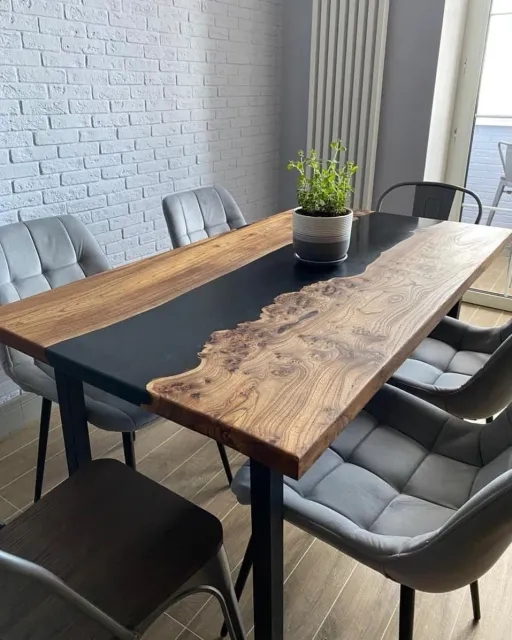 Большим плюсом столов из дерева с эпоксидной смолой является многообразие дизайнерских решений. 

Кроме необычного и привлекательного вида, такие столы

🍃Прочные
🍃Устойчивы к воздействию влаги, что важно для обеденных столов и кухонных 
🍃устойчивы к воздействию большинства чистящих средств

Каповый карагач, 1300-750

#столлофтспб#столлофт#столлофтназаказ#столкарагач#столсмола#столизмассива#обеденныйстол