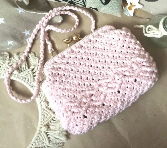 🛍️
И ДА, фермуары - вне времени) 👌
Не так ли? 🎉🎉🎉
Ну ведь, действительно, - их в равной степени можно считать и винтажными, и современными дамскими штучками!!! 🛍️
И ДА, - это отдельная моя любовь! 💜💜💜
Уже очень давно сплела я первый свой фермуар и давно изучила их повадки и характеры! 😋
Потому что у каждого фермуарчика своя ФИГУРКА, своя посадка) 🛍️
Вот так)
Хотите фермуар?
Пишите! 💜
Стоимость подобного - 3000 ₽

Паблик @macrame.rus объединяет мастеров, это круто!) 🔥

🛍️ #макраме 
#рукоделие 
#челябинск
#южноуральск 
#handmade 
#волшебныеузелки 
#узелковоеплетение 
#изделияназаказ 
#плетеныеаксессуары 
#сумки 
#фоторамки 
#браслеты 
#декор 
#аксессуары
#креатив
#ангел
#angel
#macrame
#сувениры
#панно
#кашпо
#bag
#macramebag
#мастерская
#мастерскаясувениров
#мастерскаяподарков
#принцессаспеций
#макрамесумка
#сумкамакраме