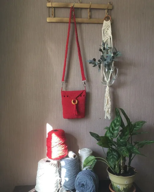 ➰
🌳ХАРИЗМАТИЧНЫЕ вещи...
Они дают нам энергию, с ними жаль расставаться))...
➰
На снимке - сумка и кашпо🌼🌼🌼
Красная сумка то и дело появляется на моей странице, и это неспроста: она напоминает мне об аэропортах, адриатическом солнце, она надёжно хранила мои документы, билеты и денежки)...
🤗И ещё о том, что я собиралась взять её в Италию в нынешнем августе, ведь путёвки выкуплены ещё зимой...🙄🙄🙄
➰
🌳Рядышком кашпо, - оно несложное, но такое милое!)))👌👌👌
Это круто, когда идёт прямой эфир и несколько пар рук в разных уголках нашей страны плетут узелок за узелком, мило болтают, - обожаю наши "посиделки" и нашу Олю @promacrame !♥️ Ну вот, немножко ностальгии - это полезно!
Берегите себя, всё наладится!😷😷😷 ➰
#макраме 
#рукоделие 
#челябинск
#южноуральск 
#handmade 
#волшебныеузелки 
#узелковоеплетение 
#изделияназаказ 
#плетеныеаксессуары 
#сумки 
#фоторамки 
#браслеты 
#декор 
#аксессуары
#креатив
#ангел
#angel
#macrame
#сувениры
#панно
#кашпо
#bag
#macramebag
#мастерская
#мастерскаясувениров
#мастерскаяподарков
#принцессаспеций
#сумканалето
#экосумка
#уютныевещи