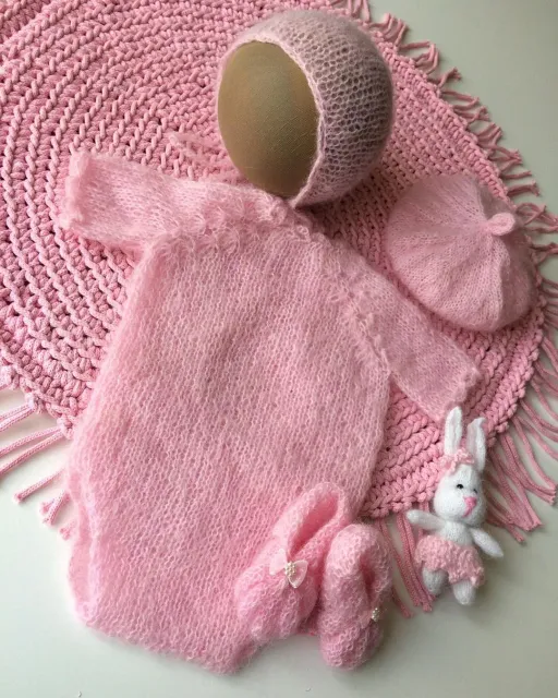 Всё , что нужно для создания нежного образа малютки на фотосессии 🌸. 
В комплект входит: коврик из хлопкового шнура, бодик с открытой спинкой на завязочках, шапочка, береточка, пинеточки и зайчонок🐰.
Размер newborn.
В наличии. 
🌸🌸🌸🌸🌸
Возможно приобрести по отдельности.
По приобретению ✍️в директ.

#реквизитдляньюборн #ньюборнреквизиты #ньюборнфотореквизит #newbornphotography #newbornphotoprops #newbornprops #вналичиитата