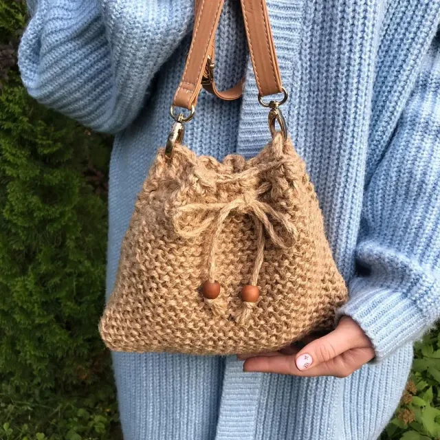 Вот такая джутовая малышка получилась! 💕
Сумочка -мешочек для самого необходимого,девичьего 😉....
Размер 25х20см.
Ремешочек регулируется.
В наличии. 
Свяжу и размер побольше по вашему желанию.

#джутколомна #джут #джутоваясумка #джутовыеизделия #стильныесумкиизджута
#модныеджутовыесумки#модныесумки2020 #вязаныесумки #вязаныесумкиизджута#вязаныесумкиручнойработы #татавяжетджут #вналичиитата#сумочкитата