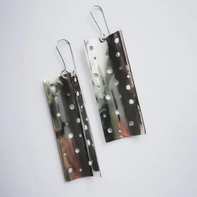 Крупные серьги в индустриальном дизайне.
-
#golivearrings #серебро925#купитьсерьги#серьги#стиль#ювелирмосква#ювелирнаястудия
