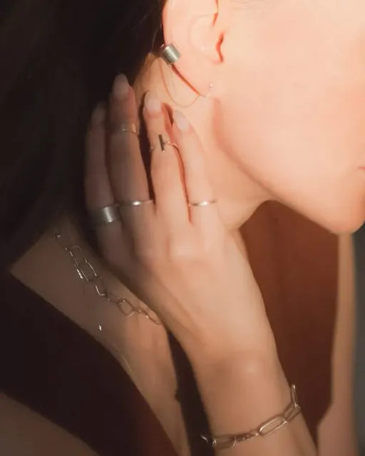 Легкие аксессуары на каждый день. 🌸
Они универсальны и  подходят как  для спорт-шика, современных платьев так и для атласных юбок с косухой. 
Это украшения легко сочетаемы в любым гардеробе. 
Кафф с цепочкой, фаланговые кольца. —
#каффы#серьгикаффы#каф #кафф#купитькафы#серьгикафы#украшенияназаказ#украшенияизсеребра#ювелирмосква#кольцоизсеребра