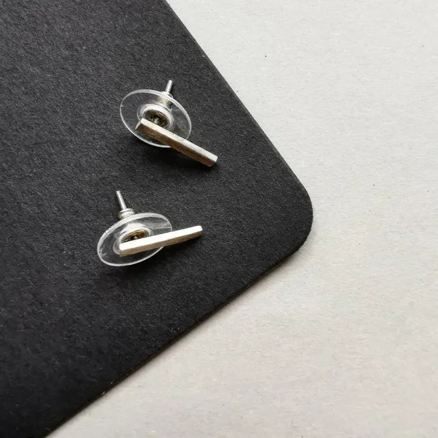 Если Вы умеете оставаться внешне сдержанной, прохладной, проявлять свои чувства только в особых ситуациях, то ваш стиль это  минимализм.
—
#golivearrings #серьгиназаказ #украшенияназаказ#украшенияназаказмосква #ювелирмосква#авторскиеукрашения#кольцо