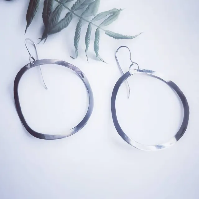Крупные серьги-кольца. 
-
#golivearrings
#серьги#серьгиручнойработы#ручнаяработа#серебро#ювелир#ювелирныеукрашения #ювелирнаястудия