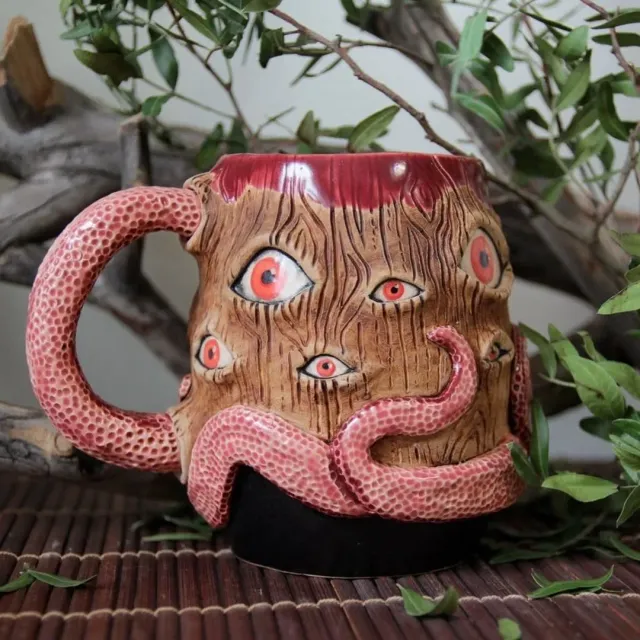 Слышали бы вы, как я бурлила и булькала, когда открыла печь и достала эту большую кружку. Вот когда слов нет, а есть одни эмоции - восторг и умиление 🤤 Живая кружка, с характером. Совершенно за неё спокойна, потому что знаю - поселится и будет жить в доме у замечательных людей.

А если вы верите в энергетику и подобное, то вообще круто. Потому что делаю я такие работы, обычно, пребывая в восторге и азарте от задумки. Так что они по самую макушку заряжены отборнейшим позитивом керамиста Евгении (странно, что не светятся в темноте 😁)

P.S. Я могу слепить кружку по вашему эскизу. Или мы поработаем над ним вместе, придумаем оригинальные фишки и цветовые решения. Цена за работу (эскиз + воплощение) около 3000р - зависит от сложности.

#ceramic #ceramics #ceramica #ceramiclove #handmade #pottery #ceramicart #potterylove #clayworks #handmadeceramic #instapottery #handcrafted #handcraft #керамика #лепкаизглины #красиваяпосуда #посудадлядома #керамикадлядома #лавкрафт #говадлавкрафт #щупальца #глаза #мифологиялавкрафта #монстр #ужасы