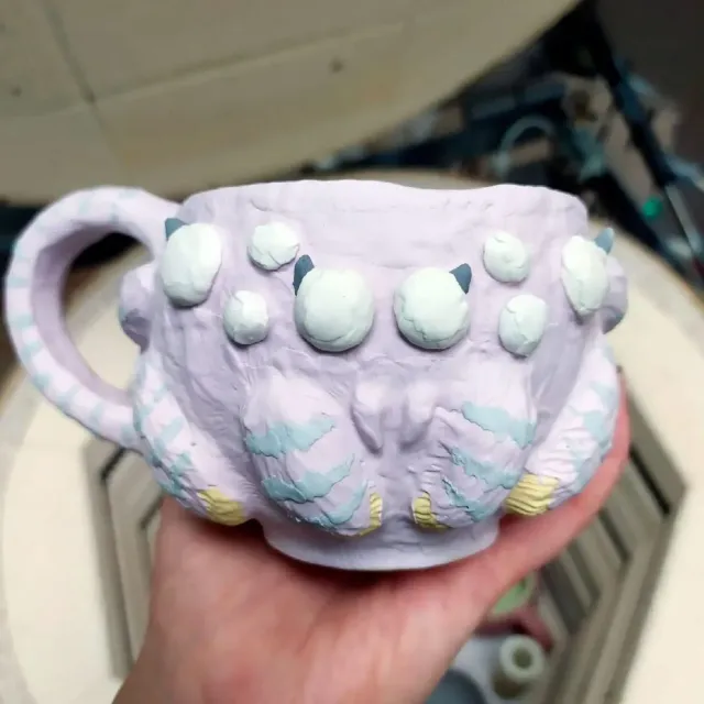 Паукан из предыдущего поста, но до обжига, еще в сырой глазури =)

Как всегда удивительно. Белое стало лимонно-желтым, а нежно-розовое стало лиловым. 

#ceramic #ceramics #ceramica #ceramiclove #handmade #pottery #ceramicart #potterylove #clayworks #handmadeceramic #instapottery #handcrafted #handcraft
#керамика #лепкаизглины #красиваяпосуда #посудадлядома #керамикадлядома #паук #птицеед #лиловый