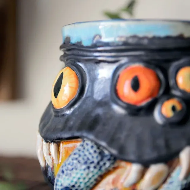 Ведьмин котелок!

Прекрасный заказ, над которым я поработала с огромным удовольствием!
Здесь всё, что я люблю - глаза, щупальца, зубы, сочетание матового\глянцевого и класные потёки глазури внутри. Мр-р-р... кайф

#ceramic #ceramics #ceramica #ceramiclove #handmade #pottery #ceramicart #potterylove #clayworks #handmadeceramic #instapottery #handcrafted #handcraft #керамика #лепкаизглины #красиваяпосуда #посудадлядома #керамикадлядома #щупальце #монстр #лавкрафт #ведьма #котелок #ведьминкотелок #ужас