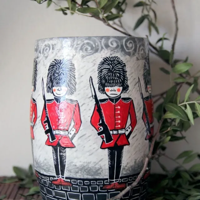 А это ёмкость для туалетного ёршика. Так-то 😏
Она часть Лондонского сета керамики для ванной комнаты (первой была мыльница с телефонной будкой, в предыдущем посте)

Мне очень нравится, как получилось небо и дождь. Там, на самом деле, четыре слоя всяких штрихов, набрызгиваний и шаманства с губками. Потому что хотелось именно полупрозрачного мокрого дождя, а не кучи черточек. 

P.S. Заметили, что один из гвадейцев - бунтарь? Улыбается 😁

#ceramic #ceramics #ceramica #ceramiclove #handmade #pottery #ceramicart #potterylove #clayworks #handmadeceramic #instapottery #handcrafted #handcraft #керамика #лепкаизглины #красиваяпосуда #посудадлядома #керамикадлядома #дождь #пасмурноенебо #облока #гвардейцы #лондон