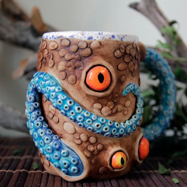 Вы только посмотрите в эти хищные глазки, которые охотятся во все стороны сразу. 😏
Большая, добротная кружка, с щупальцами, зубами, чешуйками. Всё как положено.

Когда буду проходить мимо какого-нибудь фонтана, то кину монетку на желание - побольше таких заказов. Кайф

#ceramic #ceramics #ceramica #ceramiclove #handmade #pottery #ceramicart #potterylove #clayworks #handmadeceramic #instapottery #handcrafted #handcraft #керамика #лепкаизглины #красиваяпосуда #посудадлядома #керамикадлядома #чудовище #щупальце #ужас #кошмар #страшилка #лавкрафт #мифологиялавкрафта #говардлавкрафт