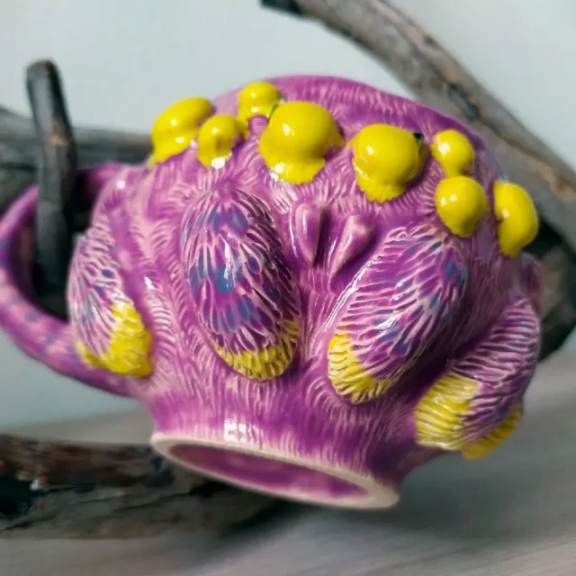 Зубаст, мохнат, глазаст, фиолетов и чертовски красив!

Кружка-паукан. Попытка сделать керамическую шерстку, которая вполне удалась, ящитаю 🙂 Хотелось именно "шерсти", с определенным направлением и длиной шерстинок, а не с хаотичным месивом штрихов. Хотя... при определенном умении, хаос тоже можно направлять. И получается эффектно.

#ceramic #ceramics #ceramica #ceramiclove #handmade #pottery #ceramicart #potterylove #clayworks #handmadeceramic #instapottery #handcrafted #handcraft
#керамика #лепкаизглины #красиваяпосуда #посудадлядома #керамикадлядома #паук #птицеед #лиловый