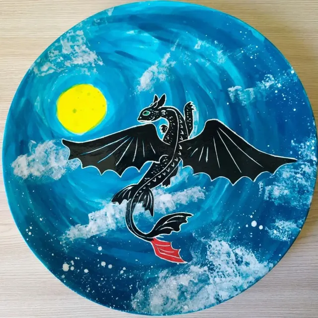 Кажется я вам еще не показывала эту тарелку?

Сделала её давным-давно, для двоюродного брата.
Большая, около 30см.

Мне ужасно нравится рисовать на тарелках. Еще до керамики я брала контуры и краски Decola и что-нибудь расписывала. Но Decola - это чисто декоративная история. Этим краскам нельзя мыться, нагреваться, контактировать с пищей.

А вот роспись ангобами - совсем другое дело. Ангоб - краска на основе глины (глина + пигмент). Ими расписывают сырую тарелку, еще не прошедшую обжиг. В обжиге ангоб и тарелка "сплавятся" друг с другом + сверху ляжет стеклянный слой прозрачной глазури.

Если все материалы подобраны правильно и технология соблюдена, то тарелка никогда не выцветет и не побледнеет. И через десятки лет она будет точно такой же, как в тот день, когда её достали из печи (если, конечно, руки не крюки 😅). Посудомоек и микроволновок она тоже не будет бояться.

💙 Я охотно беру заказы на тарелки-картины. Пишите мне в ЛС, если вам близка эта идея, любопытно или есть вопросы

#как_приручить_дракона #беззубик #дракон #кпд #ночная_фурия #how_to_train_your_dragon #ночнаяфурия #дневная_фурия #httyd #nightfury #дневнаяфурия #какприручитьдракона #драконы #как_приручить_дракона_3 #фурия #dragon #dragons #howtotrainyourdragon #night_fury #toothless #арт #безубик #дети #драконограм #ceramics #ceramicart #pottery #handmadeceramics