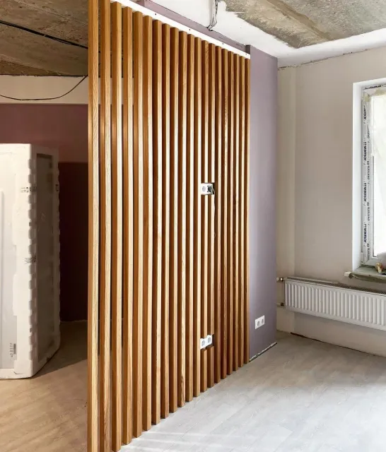 Установили перегородку из ясеневых брусков! Изящно получилось. Пока фото без интерьера, но все компенсирует вид из Окна!!!
#делаемвсеиздерева #работасдушой #намнравитсярадоватьвас #зонированиекомнаты #зонированиепространства #интерьерквартиры #элементыдекора #элементыдекораназаказ #брусокясеня #деревянныеизделия #деревянныеизделияназаказ #массив43