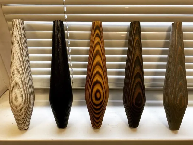 Это не кегли)))! Это одна из запчастей кальяна. Ребята привезли для пробы, на брашировку и покраску. Довольно неплохо получилось и массив сосны даже смотрится достойно!!!
#паровыекоктейли #деревянныеизделия #кальяны #изготовлениемебели #всеиздерева