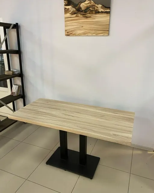 Шикарный стол в сочетании благородного ясеня с металлом! Стулья любезно предоставлены @vishneviy.sad 💥В свободной продаже. Панно на стене тоже в продаже!
💥1500х700х750
💥Натуральное дерево!!!
💥Затонируем по желанию в  цвет по каталогу.
💥Паркетное масло Hesse
💥Отправка в любую точку!!!
Контактный тел: 8-912-826-18-75 Евгений —————————————
#стол #столнаметалокаркасе #столиздерева #деревяннаястолешница 
#красивыйинтерьер #большойстол #обеденныйстол #обеденныйстолназаказ #столназаказ #столкиров #мебелькиров #массив43 #дизайнерскийстол #всеиздерева #обеденнаязона #настенноепанно #деревоисмола #woodandresin