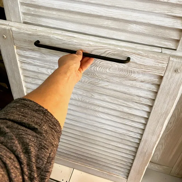 Подбираем ручки к нашим жалюзийным дверкам!!!
И Вам подберем, если мечтаете о деревянной мебели!
📲8-912-826-18-75 Евгений
#ручкиизметалла #шатерсы #фасадыкухни #жалюзийныефасады #жалюзийныефасадыизмассива #деревянныефасады #фасадыназаказ #всеиздерева #деревяннаямебельназаказ #мебельсбрашировкой #состареннаямебель #патинированныефасады #экологичнаямебель #массив43