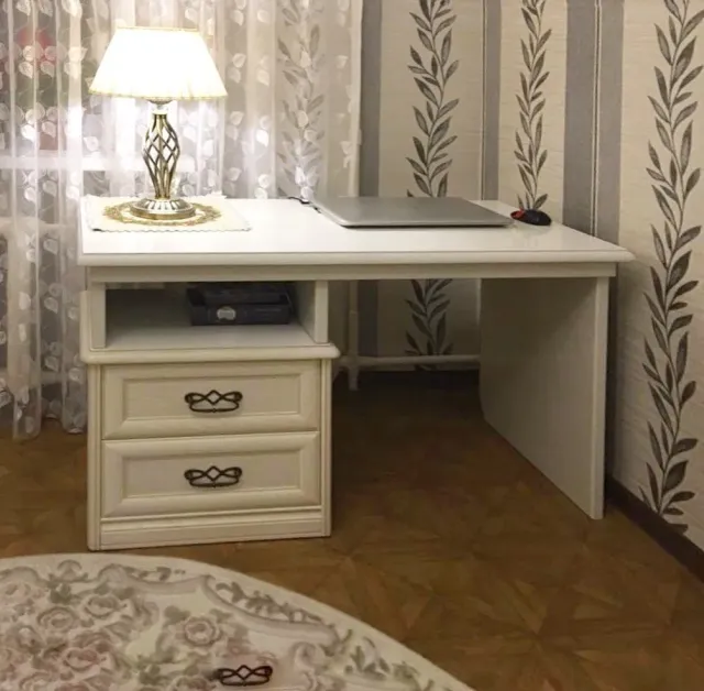 Заказчица привезла тумбу из МДФ от кровати и очень ей хотелось стол рабочий с тумбой! И мы сделали стол из массива сосны с опорой на тумбу и подогнали цвет.
#делаемвсеиздерева #столиздерева #столизсосны #деревяннаямебель #деревяннаямебельназаказ #рабочийстол #вседелаемсами