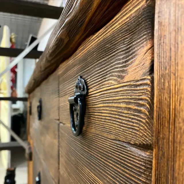 Иногда кажется, что мебель под старину, или вернее этот стиль, уходит, но нет!!! Поступают новые и новые заказы. Разный дизайн, разное покрытие, за счёт этого наша мебель НЕ ШАБЛОННАЯ! Все индивидуально!!! 🪓☝️ #мебельподстарину #состареннаямебель #брашированиедерева #старениедревесины #состариваниедерева #состаривание #мебельназаказ #мебельназаказкиров #массив43 #мебельвзагородныйдом