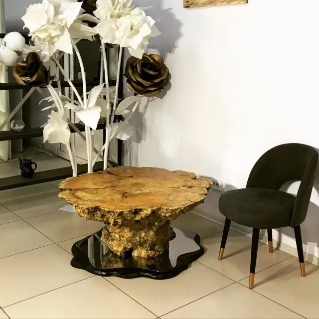 Журнальный стол из спила корневой части капа Клена. На нижнюю площадку установлен лист полированной нержавейки, выполняющей роль зеркала, для отражения красоты рисунка каповых наростов. 💥Диаметр 1000 мм
💥Высота 500 мм
💥Вес примерно 50 кг.
💥Цена: 74000₽
💥Отправим в любую точку!
—————————————————————-
📞8-912-826-18-75
—————————————————————-
#столизмассива #экостол #кап #каповыйстол #столизкапа #оригинальныйподарок #журнальныйстолик #журнальныйстол #загородныйдом #мебельиздерева #деревянныестолы #столыназаказ #столыкиров #круглыйстол #круглыйстолназаказ