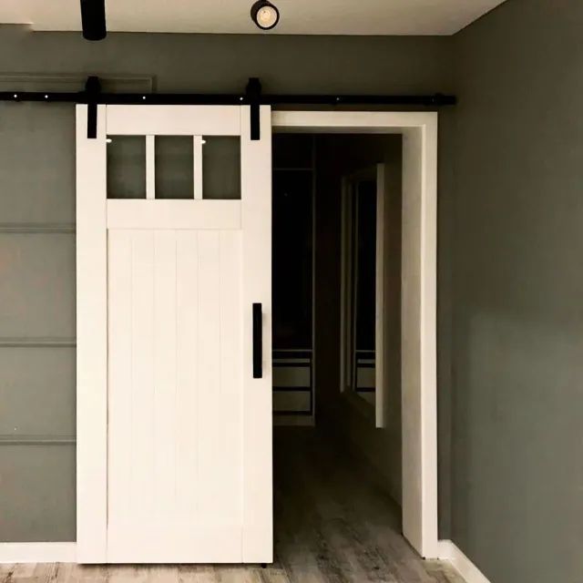 Прилетели фоточки из Салехарда, от нашей Заказчицы! Дверное полотно на амбарных направляющих. Изготовлено из массива сосны с акриловым матовым белым покрытием. Душа ликует, когда заказчики пишут в отзывах добрые слова!!!😍😍😍😇. Хочется дальше работать и работать, производить ещё больше интересной  мебели из дерева!!!
📲+79128261875 , звоните, пишите, ответим на любой вопрос по заказу.
——————————-
#амбарныедвери #двери #дверьнароликах #амбарныймеханизм #стиль #лофтстиль #ремонтквартир #стильныедвери #дверилофт #амбарнаядверь #современнаядверь #катающаяся #интерьер #дизайнинтерьера #стильноивкусно #интерьерныерешения #европа #дверивквартиру #дверноеполотно #деревянныедвери #деревянныеизделия #wood #woodworking #interiordesign #interior