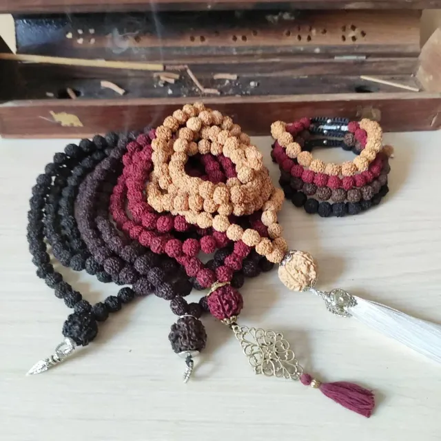 📿Рудракша малы используются во время джапы — произнесения коротких мантр при медитации.

Рудракши бывают разные. Прежде всего они бывают разного цвета: белые (редко встречаются), коричнево-золотистые, коричнево-красноватые и темные. Считается, что они соответствуют варнам (кастам): брахманы, кшатрии, вайшьи, шудры.

Так же они различаются по «мукхам». «Мукха» на санскрите означает «лицо». На русском языке в этом контексте часто употребляют слово «лик».  Итак, лики — это сектора, разделяемые бороздками на косточке.

Существует довольно интересная классификация рудракш по этим ликам. Описана она в древнем индийском сказании под название «Сканда Пурана». В ней Шива беседует со своим сыном Картикеей и рассказывает ему о ликах рудракш. В книге «Дар Шивы — Рудракша» как раз написан текст основанный на «Сканда Пуране».
#рудракша
#рудра #шива #шиваизм #лакшми #ганеша #трипура #мала #четки #четкиизрудракши #рудракшамосква #oxy_jewellery #om #omnamahshivaya