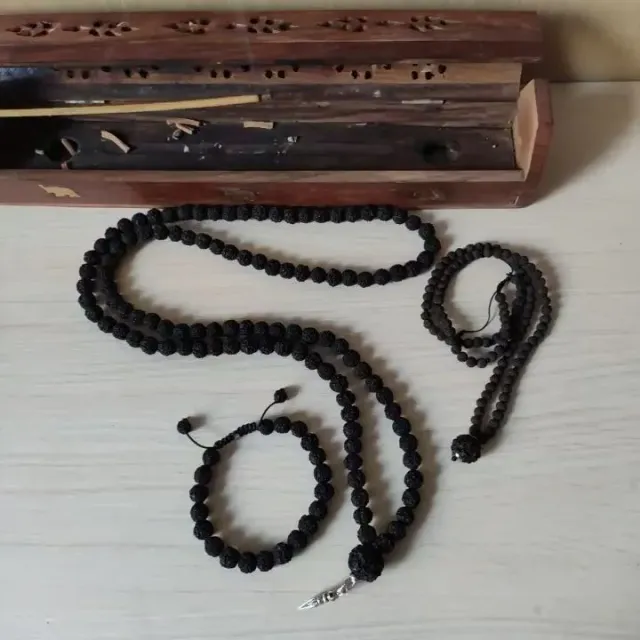 📿Четки — культовый предмет. Это шнур, связанный в кольцо, на котором навязаны узелки или нанизаны бусины. Служит для отсчета молитв, мантр или поклонов.
Лакшми — богиня благословения, изобилия, процветания, богатства, удачи и счастья. В Индии считается воплощением грации и красоты. Ее приверженцы защищены от всех видов несчастий и нищеты.
#рудракша
#рудра #шива #лакшми #шиваизм #мала #четки #четкиизрудракши #ганеша #ом #омнамахшивайя #индия #непал #браслетсрудракшей #рудракшамосква #oxy_jewellery #om #omnamahshivaya