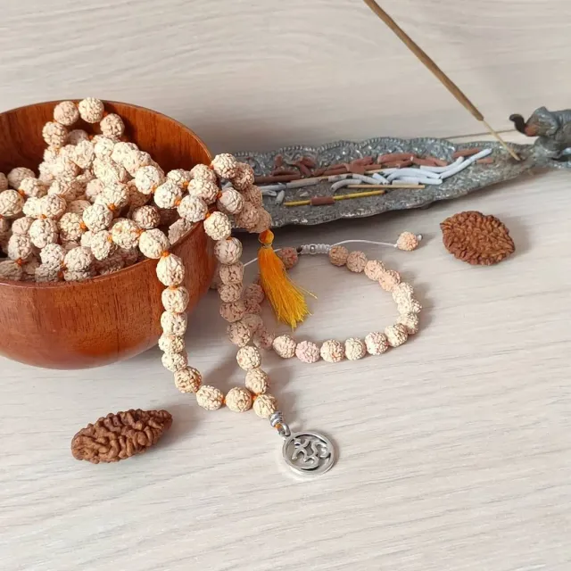 🕉️Махашиваратри, Маха-Шиваратри или «великая ночь Шивы» — это праздник в честь одного из Богов индуизма Бога Шивы, который приходится на февраль-март, в канун весеннего равноденствия и обязательно перед новолунием.

В 2021 году Махашиваратри, Маха-Шиваратри, Великая Ночь Шивы будет отмечаться с ночи 11-го на 12-е марта, накануне новолуния. 
В эту ночь Шива исполнил свой Космический танец Тандаву – танец, который породил во вселенной цикл «создание-охранение-разрушение». Бог Шива в экстазе танца набирает огромную мощь и использует её сначала на созидание, а потом на разрушение.

Этим танцем Шива поддерживает нужный ритм для процесса творения жизни.
 В коллекции от #oxy_jewellery Вы найдете для себя подарочную #джапамала108 из рудракши различной величины и оттенка
✍️ Для заказа используйте директ
#махашиваратри #шиваратри #омнамахшивайя #ом #шива #шиваизм #ганеша #йога #йогамастер #рудракша #маласрудракшей #браслетысрудракшей #делибазар #парвати #индуизм