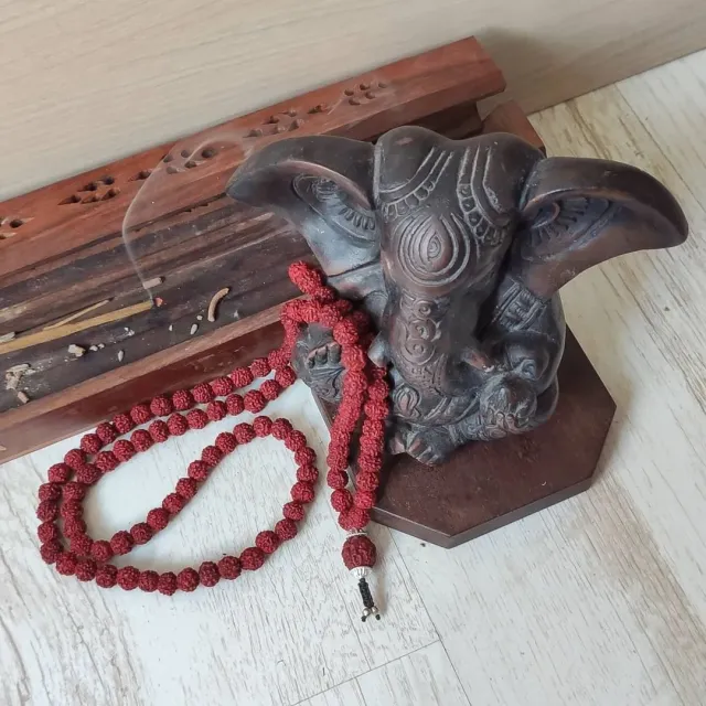 📿Мала 
Выполнена на заказ из бусин красной рудракши 0.7мм для Nadin
✍️Пишите в директ для заказа своей малы
#рудракша #рудра #шива #парвати #ганеша #йога #мала #четки #четкиизрудракши #браслетысрудракшей #oxy_jewellery