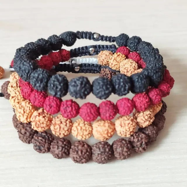 📿Пятиликая Рудракша олицетворяет Пятиликого Рудру (форма Шивы) с оружием Калиагни (то самое оружие, которое уничтожило Трипуру). Таким образом, те, кто носит эту рудракшу, освобождаются от ужасных грехов.

Ношение этой рудракши, прежде всего, приятно Всесильному Господину всех Богов Шиве. Получив его милость, носитель рудракши получает счастье разного рода. 

Чем больше пятиликая рудракша, тем лучше. Нужно носить от одной до трех таких рудракш. Если в такой рудракше отверстие натуральное, то она считается сильной, если сделанное, то средней силы. Важно, чтобы рудракша было целой. Если она сломана, то силы у нее мало.

Мантра пятиликой рудракши:

ॐ हाँ आं क्षम्यौं स्वाहा — ом, хам, ам, кшамйаум, сваха
#рудракша #рудра #шива #шиваизм #лакшми #ганеша #рудракшамосква #браслетсрудракшей #ом #oxy_jewellery #rudraksha #om