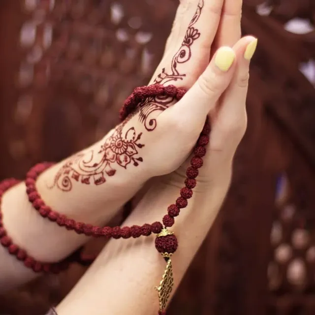 📿Мала из красной рудракши в наличии у #oxy_jewellery. Фото @volkovskaya_photo
❤️Рудракшу такого цвета трудно встретить у продавцов. Она продается в ювелирных магазинах на севере Индии. Наиболее почитаема, чем рудракша жёлтых оттенков и обрамлена в золотые шляпки. 
Вы можете заказать свою Малу на моей страничке, написав мне в директ. #рудра #рудракша #шива #парвати #ганеша #шиваизм #йога  #мала #четки #четкиизрудракши