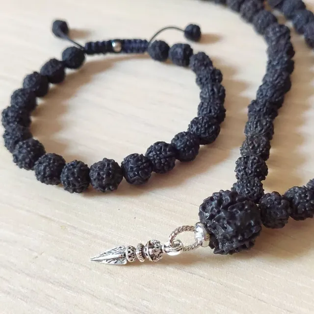 📿Легенда о возникновении дерева рудракши и его плодов

В древние времена три асура (демона) после успешного завершения аскезы получили в дар возможность построить три планеты, как три крепости, практически нерушимые. Единственное, что могло бы их разрушить — это выстрел одной стрелой, пронзающий сразу все три планеты. Назывались эти планеты Трипура, что в переводе с санскрита как раз и означает «три крепости». 

Построив Трипуру, эти асуры начали завоевывать весь остальной мир, что привело к проблемам у Богов и людей. И тогда главные Боги Брахма, Вишну и Индра пришли к Шиве и попросили его уничтожить Трипуру. 

Выбрав время, когда все три планеты встали на одну линию, Шива взял оружие под название Калагни (черный огонь).  Одним выстрелом он поразил эти планеты. Это оружие вызвало сильную вспышку света и все, кто это свет видел, умерли.

После этого около 2 тысячи лет Богов во Вселенной был хаос и смятение. Увидев это, Шива расстроился, и из его глаз покатились слезы. Там, где эти слезы упали в мире людей, выросли деревья Рудракши. 

Эти возлюбленные Шивой деревья появились в Матхуре, Айодхье, в Каши (Варанаси), в Гималаях, на Ланке и в других местах, уничтожая множество грехов. Плод Рудракши почитают во всех трех мирах (в мире людей, Богов и Асуров (демонов). Одно только прикосновение к рудракше приносит пользу, а использование малы (четок) из рудракш уничтожает множество грехов и приносит многократную пользу.#oxy_jewellery
#om #рудракша #рудракшамосква #мала #четки #четкиизрудракши #шива #шиваизм