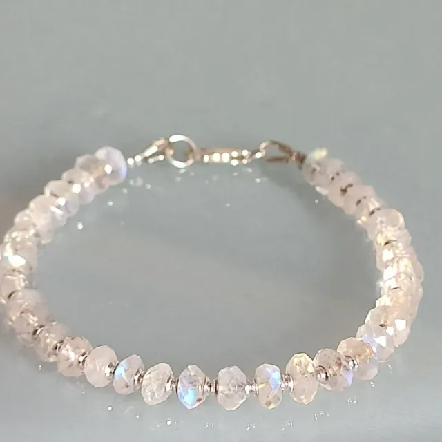 💎Мой любимый самоцвет
💎Моя любимая модель браслета

Лунный камень в серебряной оправе
Единственный экземпляр
Этот самоцвет привезен мною с Острова Шри Ланка. Только там находится месторождение этого  редчайшего минерала - прозрачных камушков,похожих на льдинки с лунной иригацией.
#лунныйкамень #браслетымосква #браслеты #украшения #украшенияизнатуральныхкамней #ювелирныеукрашения #авторскиеукрашения #oxy_jewellery