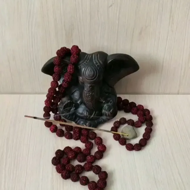 🕉️Омнамахшивайя🕉️
11-12/03 Великая ночь Шивы
Махашиваратри
📿Длинная мала из красной крупной рудракши 108+1
Выполнена на заказ
✍️Используйте директ для заказов. 
#омнамахшивайя
#омганешаянамах #ом #шиваратри #махашиваратри #Шива #шиваизм #ганеша #индуизм #индия #рудракша #мала #маласрудракшей #четки #мантрадня #йога #йогамастер