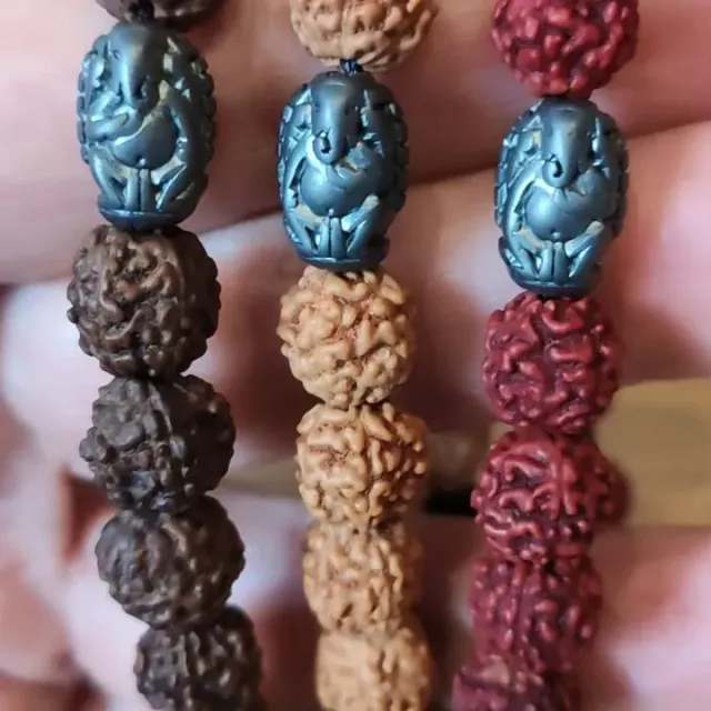 22 августа День рождения Бога мудрости и изобилия Ганеша Чатуртхи (Ganesh Chaturthi / Vinayaka Chaturthi) с туловищем человека и головой слона — устранителя препятствий, сына Шивы и его супруги Парвати — отмечается в месяце Бхадра (август—сентябрь).

🐘Ганеш является одним из самых почитаемых богов индуистского пантеона. Любые начинания сопровождаются молитвой Ганешу: «Ом Ганешая намах».

Праздник Ганеша Чатурти символизирует собой хорошее предзнаменование.

В этот день совершают поклонение Ганешу, приносят ему фрукты, молоко, цветы и сладости, перед изображением Бога разбивают кокосовые орехи. В некоторых районах страны (например, в Махараштре, Тамилнаду) к этому дню из сырой глины создают новые изображения Ганеша. После молитв, подношений и краткой церемонии прощания старые изображения погружают в воду рек, озер и других водоемов.  Рождение Ганеша Чатуртхи отмечается по всей стране. Особенно пышно и радостно он празднуется в штате Махараштра. Праздник также символизирует наступление череды праздников, посвященных другим индуистским божествам. 
#омганешаянамах #ганеша #ом #шива #парвати #рудракша #браслеты
#браслетысрудракшей #браслетымосква
#шиваизм #oxy_jewellery #rudraksha