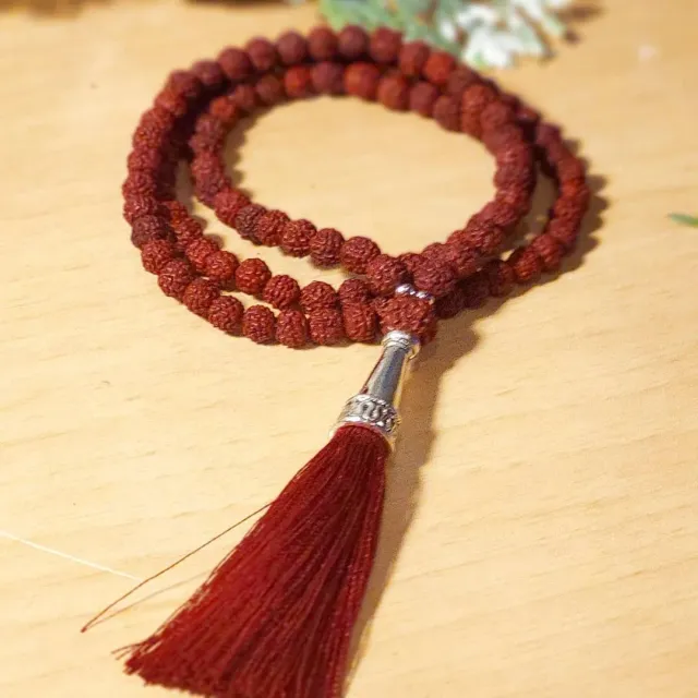 🎄С Новым годом🎄
📿Мала из красной рудракши 108+1, размер бусинки 0,5 см. Длинна 38 см с кистью.
Свободная продажа
✍️Обращайтесь в директ
#рудракша #четки #мала #мантра #четкиручнойработы #шива #шиваизм #ом #oxy_jewellery #rudraksha #om