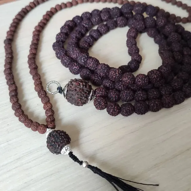 📿Носить рудракшу можно каждый день, снимая только перед сном или купанием

считается, что контакт бусин с кожей приносит максимальный эффект, поэтому лучше носить рудракшу под одеждой

нельзя надевать ее на немытое тело, иначе четки потеряют свои благостные свойства

нежелательно надевать рудракшу на похороны, проведывая новорожденных и женщинам в дни менструации, также нежелательно разрешать надевать ее другому человеку, даже очень близкому

рудракшу не стоит класть на землю, а если этого не избежать, нужно предварительно подстелить платок или салфетку

Ношение украшений из этих семян — путь к очищению от грехов #рудракша #рудра #шива #шиваизм #ганеша #лакшми #четки #четкиизрудракши #мала #ом #омнамахшивайя #рудракшамосква #oxy_jewellery #om  #omnamahshivaya  #rudraksha