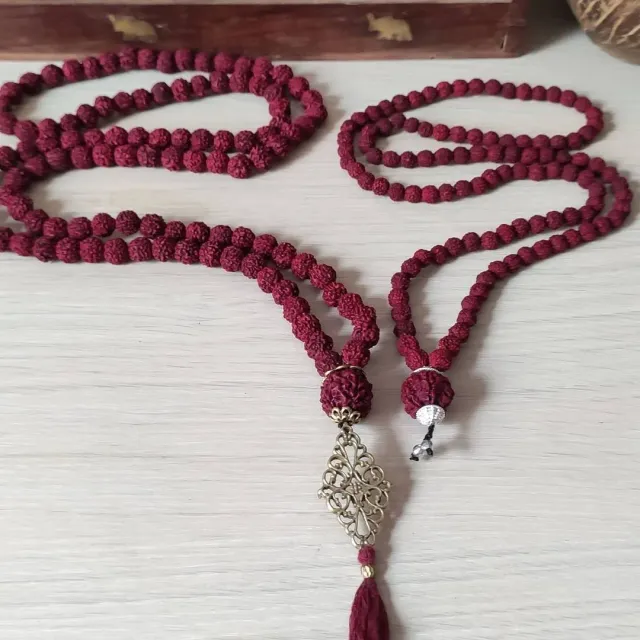 КРАСНАЯ РУДРАКША

📿МАЛА – если дословно -означает шнурок, нить, гирлянда

Традиционно такие шнурки с бусинами используются в разных духовных практиках (йога, медитация, чтение мантр)
 
Четки — один из неотъемлемых атрибутов множества религиозных обрядов. Издавна перебирание бусин на четках помогало отсчитывать слова или количество повторений молитвы, выдерживать определенный ритм и концентрироваться исключительно на обряде. Первые четки были обнаружены в Индии примерно во II веке до н.э. Называются они рудракша и состоят из 108 или 54 зерен определенного растения.
#рудракша #шива #рудра #шиваизм #буддизм #мала #четки  #четкиизрудракши #ом  #омнамахшивайя #oxy_jewellery #omnamahshivaya #йога
