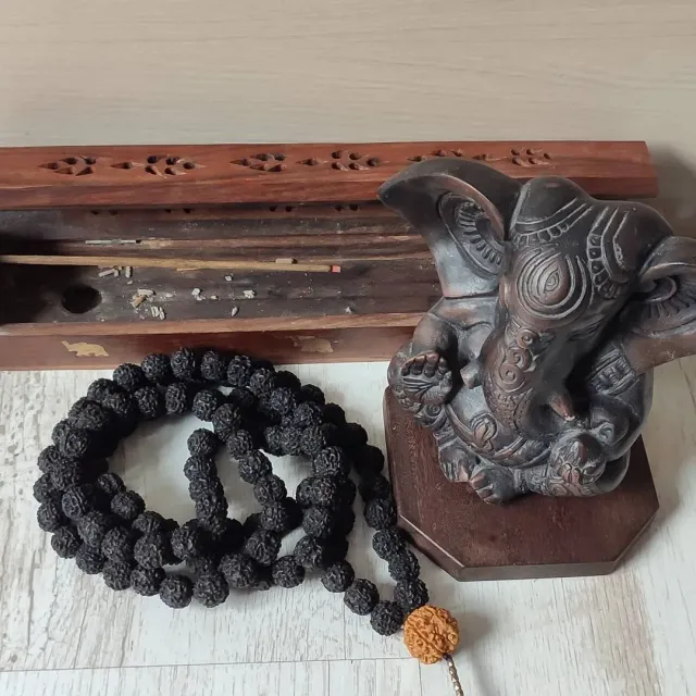 📿Мала 
Выполнена на заказ из бусин черной рудракши 0.9мм для преподавателя йоги Суммита.
✍️Пишите в директ для заказа своей малы
#рудракша #рудра #шива #парвати #ганеша #йога #мала #четки #четкиизрудракши #браслетысрудракшей #oxy_jewellery