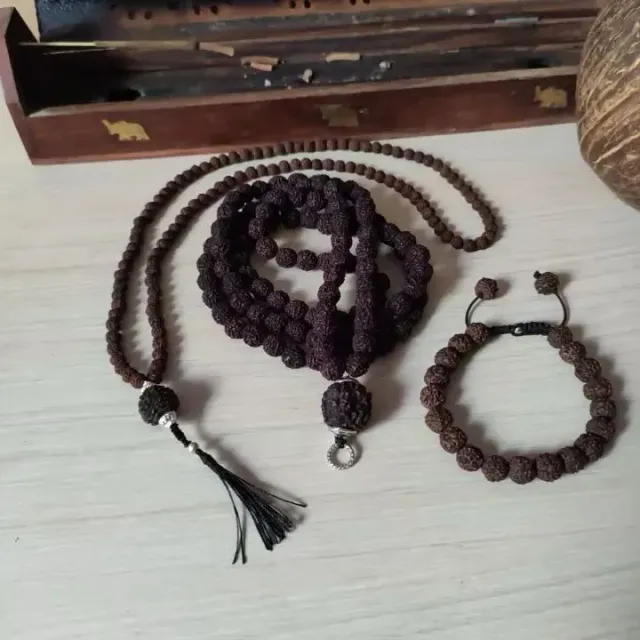 📿Целительные свойства рудракши связаны с легендой о происхождении этого растения. Рудра — это одно из имен главного божества индийского пантеона Шивы, а «акша» переводится как «глаз» или «слеза».

Почти у всех школ шиваитов украшения из рудракши обязательный атрибут

По легенде, в тех местах, куда упали слезы Шивы, когда он увидел несовершенство мира, выросли деревья, из семян которых делают четки рудракша. Неудивительно, что плоды растения, появившегося таким образом, наделяют самыми разными невероятными свойствами.

Мистические свойства оберегов из рудракши:

богиня Лакшми и ее благость всегда там, где есть рудракша

несчастные случаи, враги, опасности и болезни обойдут стороной носящего рудракшу

амулет поможет очиститься от грехов, недостойных мыслей, страхов и проявления эго

ношение рудракши равнозначно посещению мест паломничества, долгие годы жизни и освобождение ждет преданно носящего оберег #рудра #рудракша #шива #шиваизм #бусысрудракшей #мала #четки #четкиизрудракши #браслетсрудракшей #рудракшамосква #ганеша #лакшми #ом #омнамахшивайя  #oxy_jewellery #om #rudraksha