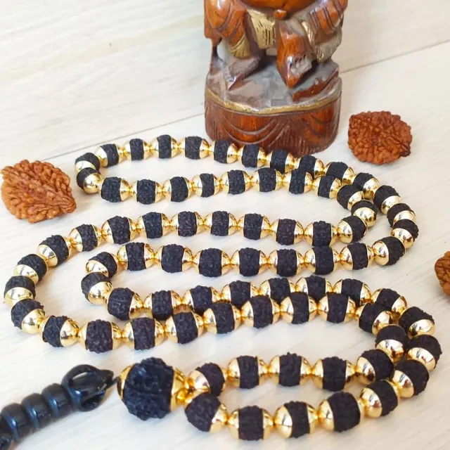 🎁Ещё один заказ готов
Вот такой стиль используется в традиционной 📿Джапа - мала
Нарядно
Фурнитура позолота
#мала #четки #четкиизрудракши #рудракша #делибазар #ом #омганешаянамах #омнамахшивайя  #шива #шиваизм  #джапамала108 #oxy_jewellery #rudrakcha