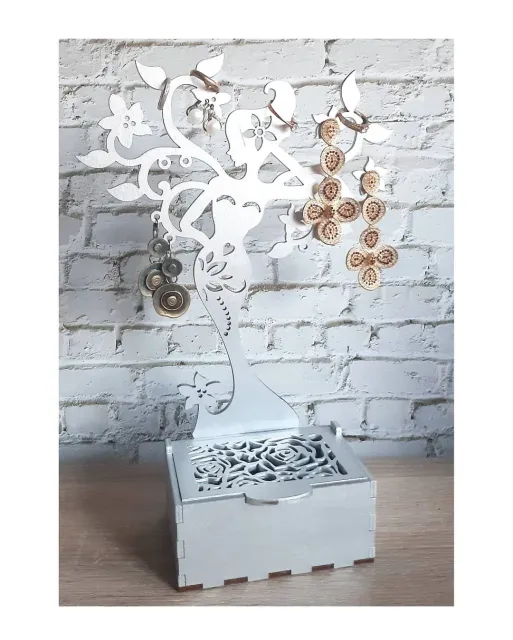 Оригинальная шкатулка с подставкой для 📿💍💎украшений в виде изящной
💃девушкой, с возможностью развешивания различных украшений. 
Состоит из двух частей: фигурки с разнообразными отверстиями-петлями и шкатулкой.
#käsitöö #kingitus #eestikäsitöö #eesti #нарва #эстония🇪🇪 #woodwork #giftidea #estoniagiftideas @estonia_gift_ideas #шкатулкадляукрашений #kaunistamine