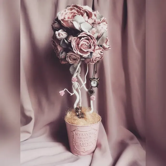 Topiary with handmade foamiran flowers.

Мой творческий путь начался с топиариев, наименование тоже пошло от них (tree - с англ. дерево, Katreen).
Незаметно перешла от деревцев счастья к украшениям, они и стали основной деятельностью.

А на топиариях я теперь отдыхаю.
В каждое вкладываю какой то смысл.
В этом - прекрасный сад, в котором есть всё:
Самый ценный ресурс - время.
Ключ, который открывает все двери.
Сердце - любовь, благодаря которой жизнь окрашивается яркими и радостными красками.
Мишка - как счастливое детство, искренность, чистая радость.

#творчество #фоамиран #ручнаяработа #винтаж #топиарии #деревцесчастья #декоринтерьера #идеяподарка #пыльнаяроза #розыизфоамирана #handmade #topiary #katreen #käsitöö #kingiidee #foamiran