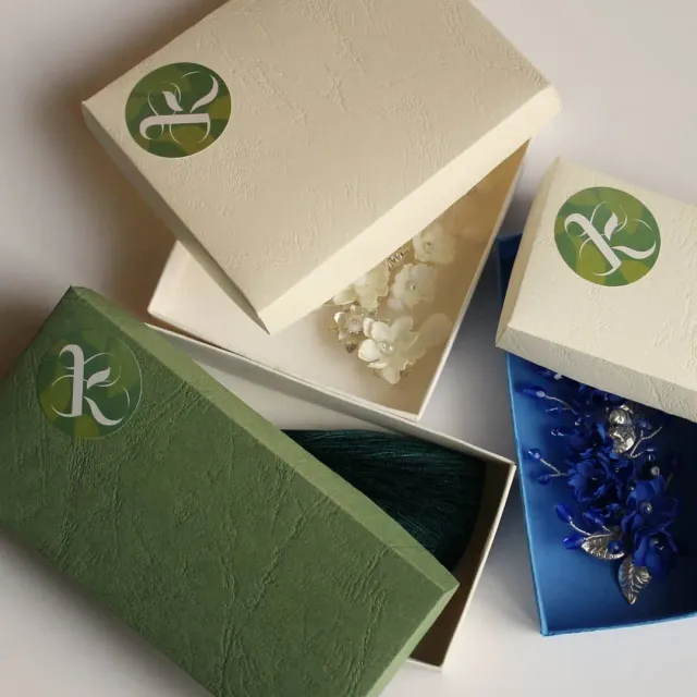 Про упаковку.
Мои украшения в большинстве своём праздничные, нередко идут в подарок и я хочу, чтобы вам не пришлось думать о том, как их преподнести, в чём хранить.

Стандартных размеров тоже мало, очень разнокалиберные, поэтому изначально была проблема - приходилось бегать искать подходящие коробочки.
Выход я нашла - научиться делать упаковки самой, и с тех пор примерно для 80% изделий делаю их сама, 
под конкретный размер и цвет.
Мне нравится, и буду рада, если вам тоже.

#упаковка #творчество #украшениясцветами #украшенияручнойработы #коробочки #фоамиран #käsitöö #katreen #disainiehted