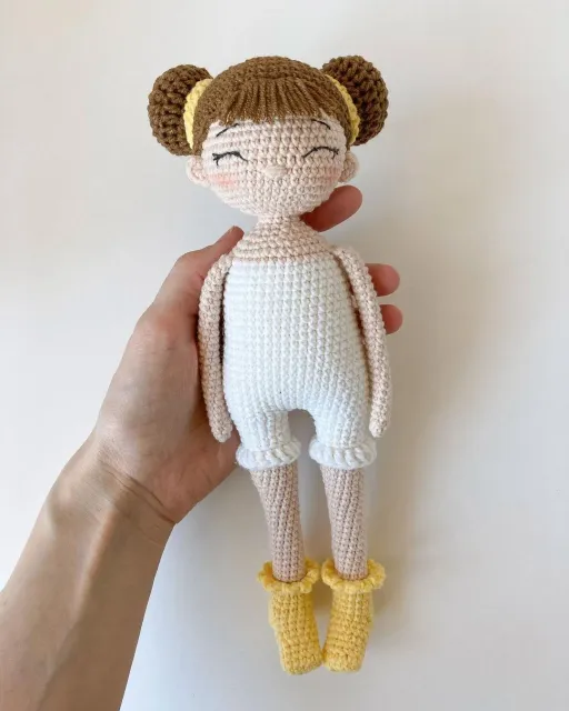 Rus-Eng. Не могу не поделиться этой крошкой☺️🥰 Платье снимается, а под ним вот такой комбинезончик. А носочки🤤 не знаю, мне очень нравится она даже без платья🌸 А вам?)

I can’t stand to share this little one with you🥰 I really like how she turned out, these frilly shorts and socks - so cute😀 I adore her even without the dress🌸 And you?