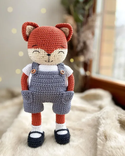 Шкодная мордочка🦊 Новая игрушка, мастер-класс в процессе🤍 В конце карусели изначальный эскиз, по которому вязала лисёнка.

Как вам?)