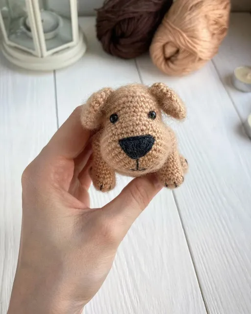 Rus-Eng. Маленький песель 🐶, успела связать его в подарок друзьям, пока не уехали🤲🏻 Правда милаш получился?) У него даже маленький колокольчик на ошейнике☺️

Связан по бесплатному описанию от @ox_yakutovich🤍

This little puppy 🐶 was made as a gift for our friends. They visited us and I’ve managed to crochet this toy🤲🏻

Free pattern (in Russian) by @ox_yakutovich