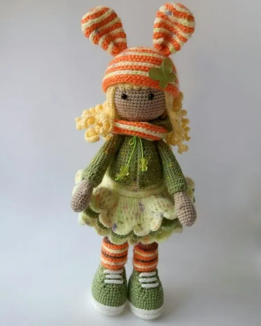 Первой игрушкой этого года стала -кукла Алина. Вязала её медленно ...😕. Я даже запечатлела некоторые этапы этого длинного и сложного процесса . Так сказать , что было и что стало 😁
И это не окончательный вариант. Мы ещё с Алинкой поработаем над образом 😜
Связана куколка по описанию автора Каролы Хёрст.
#вязанаякукла#amigurudols#