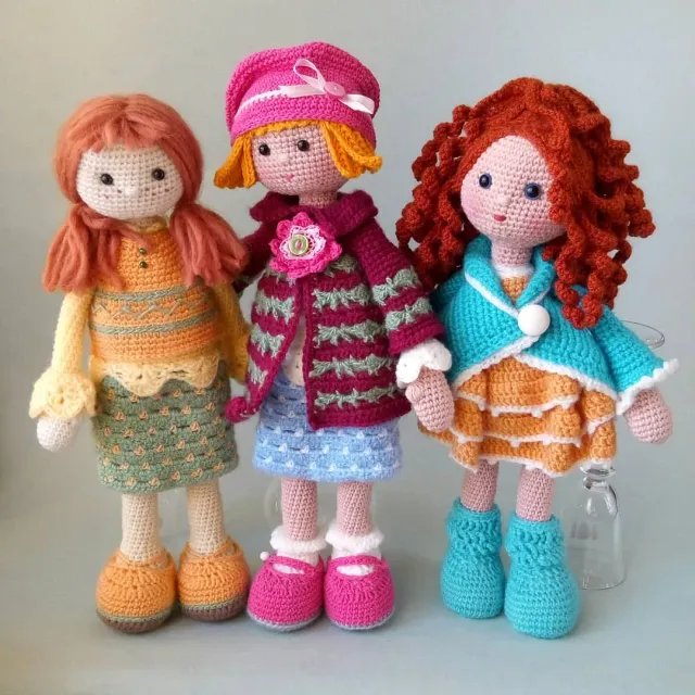 У  девочки Тильды (та в что в шляпке - это  Тильда и есть 😊) есть сестра двойняшка. 
Она чуть помладьше будет. И внешне совсем не похожа  на старшенькую😀. Скромна, тиха. Рыженькая вся такая 😄. С конопушками и хвостиками 😁. Вот она слева - скромняжка Лиза 😊. И макияжа совсем на ней нет. Надо бы хоть щечки нарумянить . А то наша Лизавета шибко бледна и болезно выглядит 😷
#amigurumidolls #вязанаякукла #подарок_кукла#la_toys_#handmade_box1