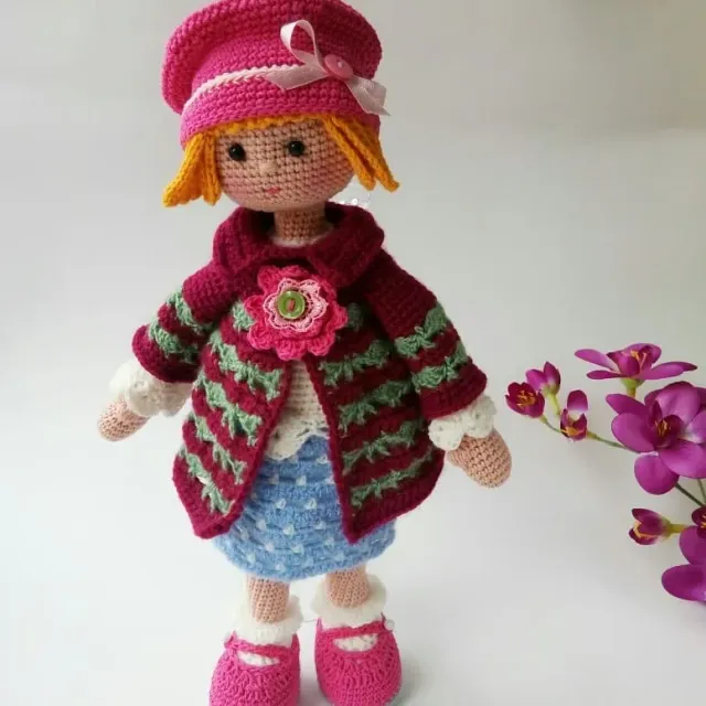 А теперь на фото будет только Тильда. Без подружек и сестёр. Так сказать соло 😁. И в разных вариантах. И в процессе создания.
Кстати ,а вы любите заглядывать на "кухню" мастера ? И узнавать из чего создавался образ игрушки? Мне это всегда было  интересно. Как и из чего всё это сделано 😁
 Посмотреть моменты можно в каруселе 😁
#amigurumidolls #вязанаякукла #вязанаякукла _новосибирск#la_toys_
